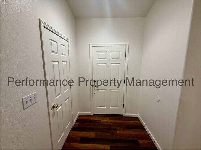 Foto del edificio - Stunning 5 Bed/2 Bath NW Bakersfield Home w/ $0 Deposit Option