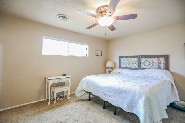 Foto del edificio - Three Bedroom Home with Plush Backyard