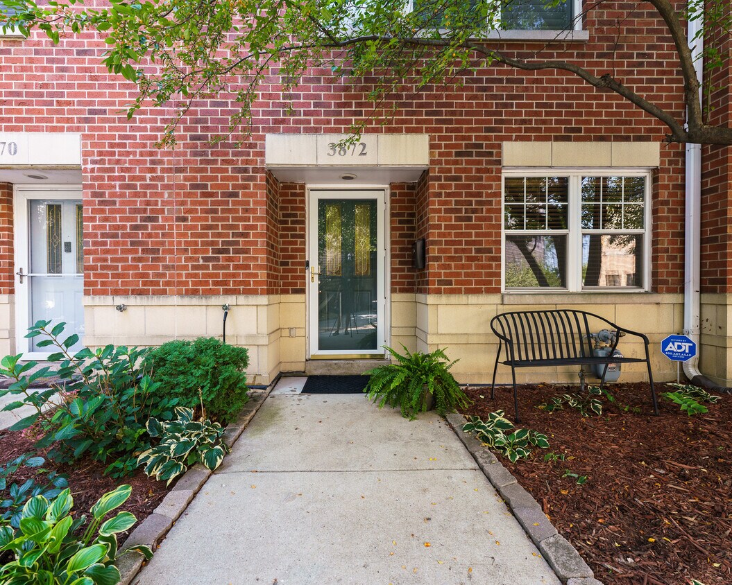 Primary Photo - 3872 N Milwaukee Ave