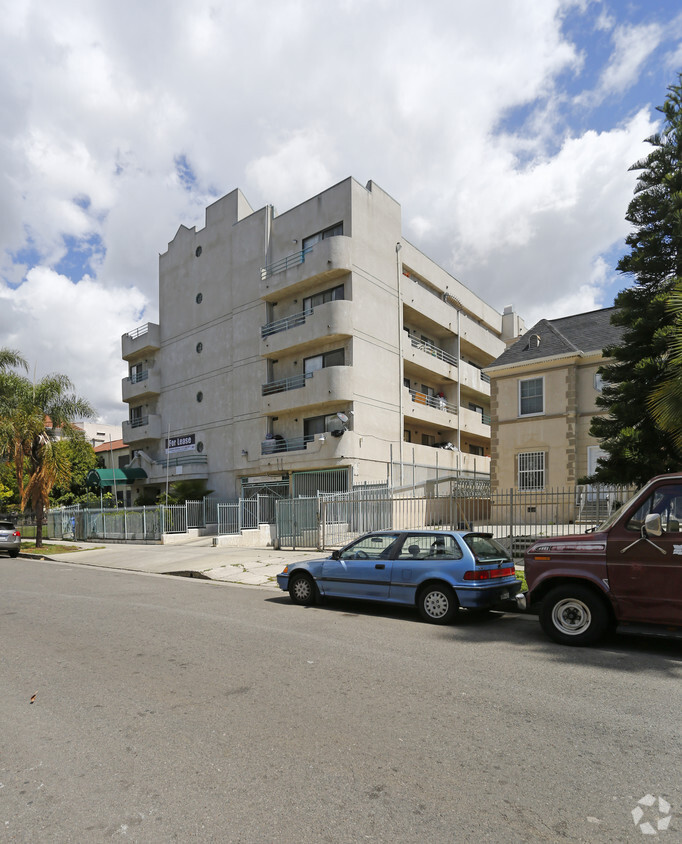 Building Photo - 838 S Kenmore Ave