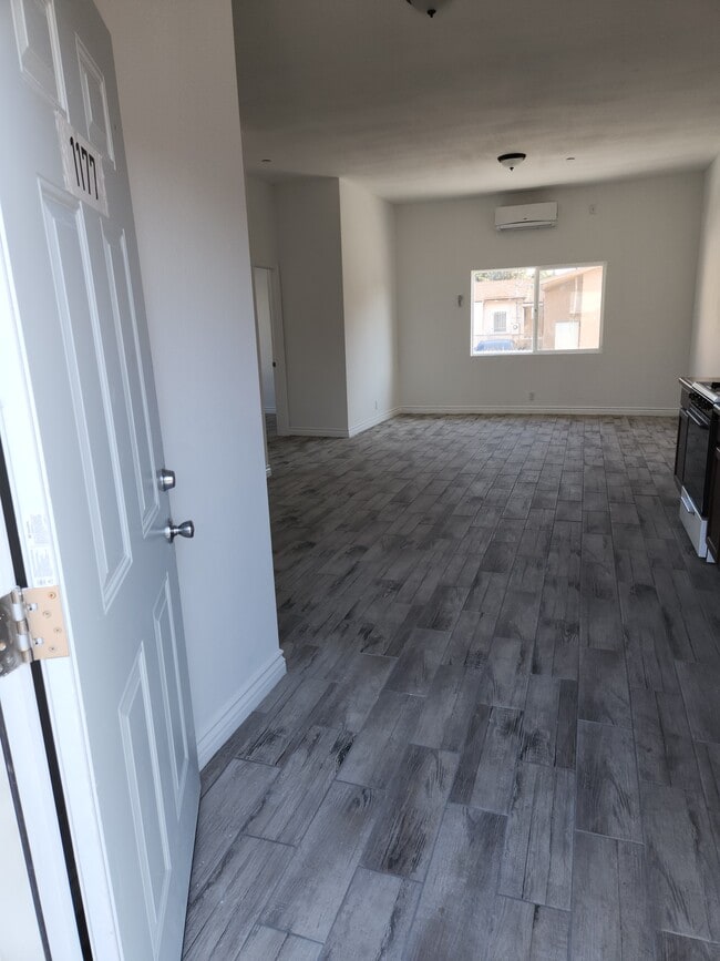 Building Photo - 1177 E 41st Pl