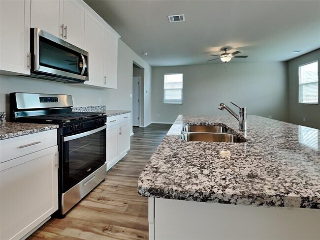Building Photo - 5121 Saddle Clb Dr