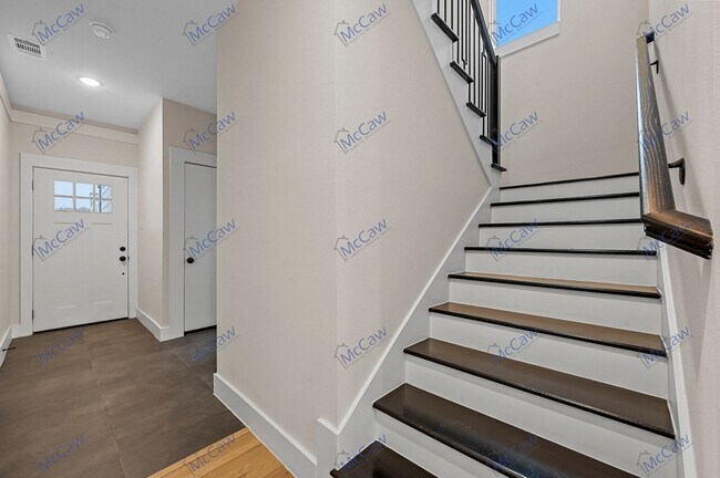 Building Photo - Incredible 3/2.5/1 Duplex Near Bishop Arts!