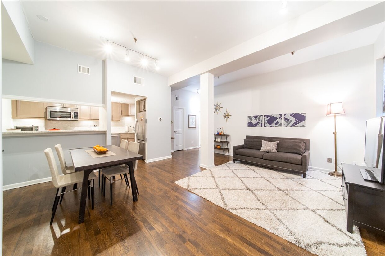 Foto principal - 227 Christopher Columbus Dr