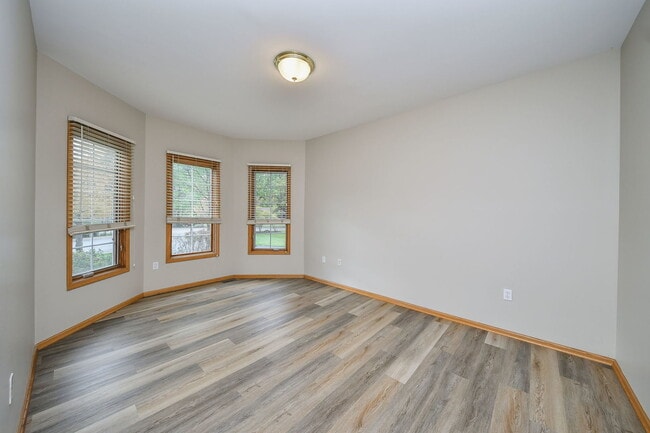 Building Photo - 310 Delnor Glen Dr