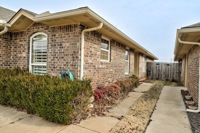 Building Photo - Charming Home in the Heart of Yukon!