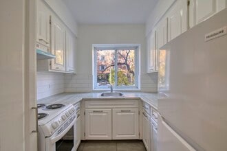 Building Photo - 2400 Av. Van Horne