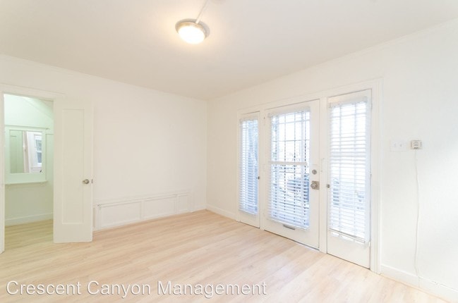 Building Photo - 932 S Berendo St