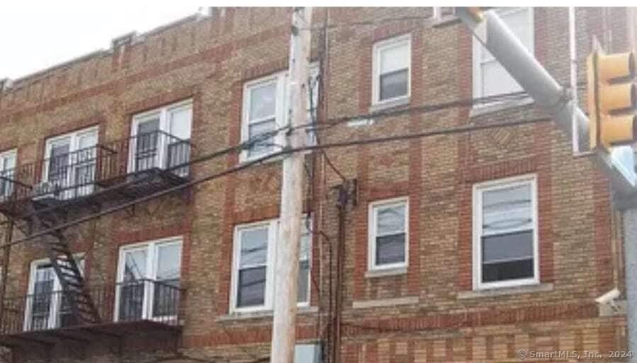 Building Photo - 2336 Main St