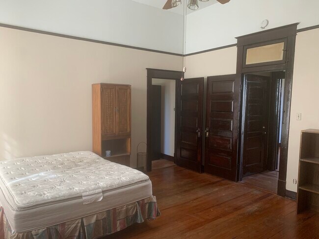 Foto del edificio - 735 Roseneath Ave