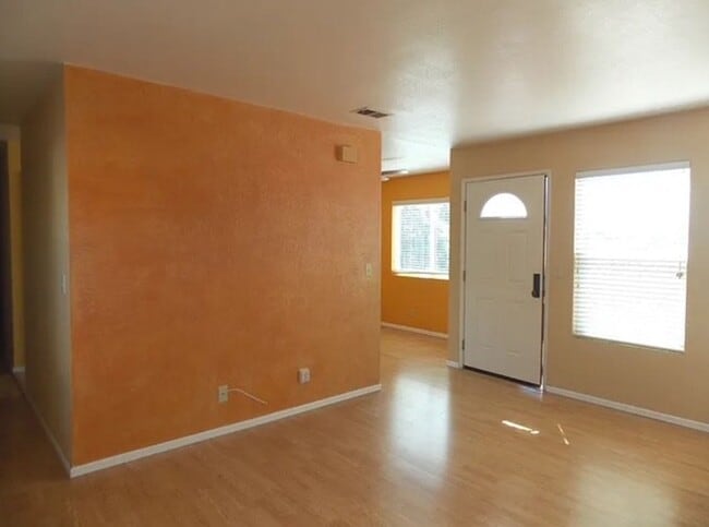 Building Photo - Charming 2 Bed Single Level Detached Condo