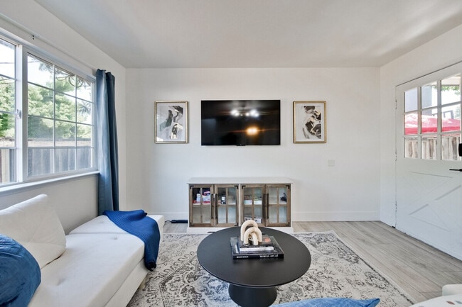 Building Photo - 4000 Rhoda Dr