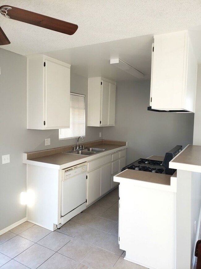 Building Photo - Top floor 1 bedroom with balcony and parking