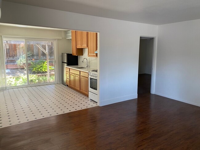 Building Photo - 737 Orinda Ln