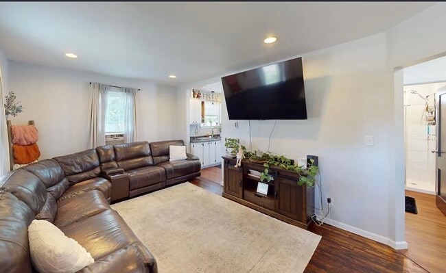 Building Photo - 420 S Collinwood Blvd