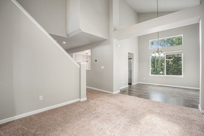 Foto del edificio - Spacious 4-Bedroom Home with Gourmet Kitch...