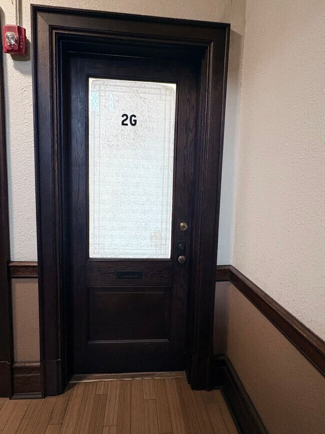 Building Photo - Available Now! Modern Spacious Studio Apar...