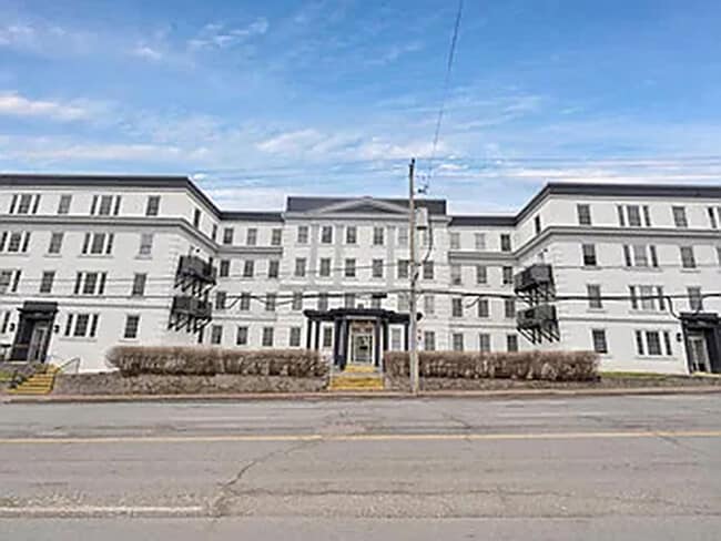 Building Photo - 697-701 Eglinton