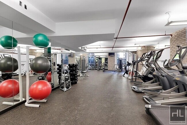 Foto del edificio - Spacious 3-Bedroom, 2-Bath Apartment on We...