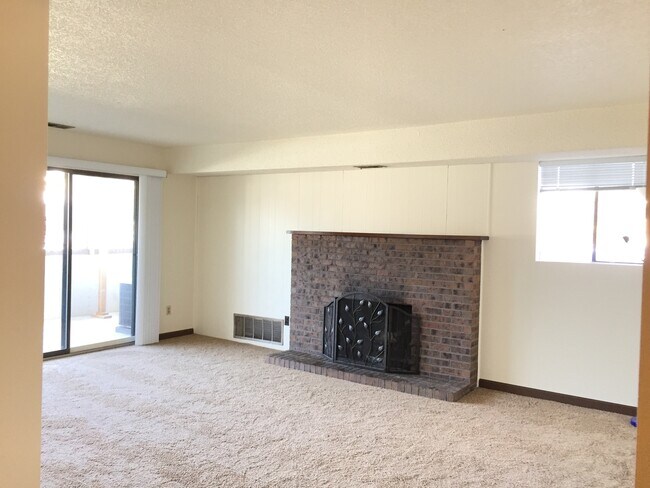 Foto del edificio - 2 Bed 1 Bath First Floor Corner Unit Manha...