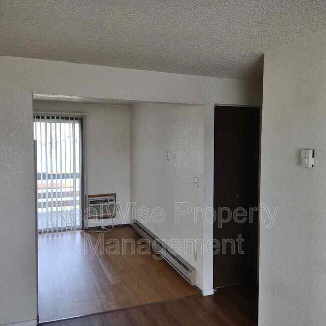 332 NW Tumlin Ave, Winston, OR 97496 Condo for Rent in Winston, OR