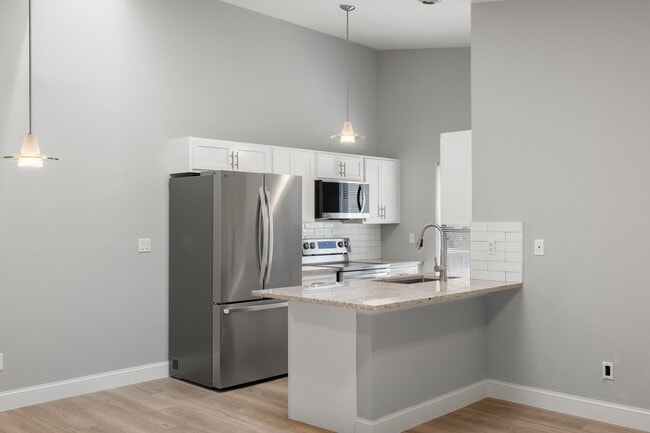 Building Photo - 2 Bedroom 2 Bath Condo with Lanai
