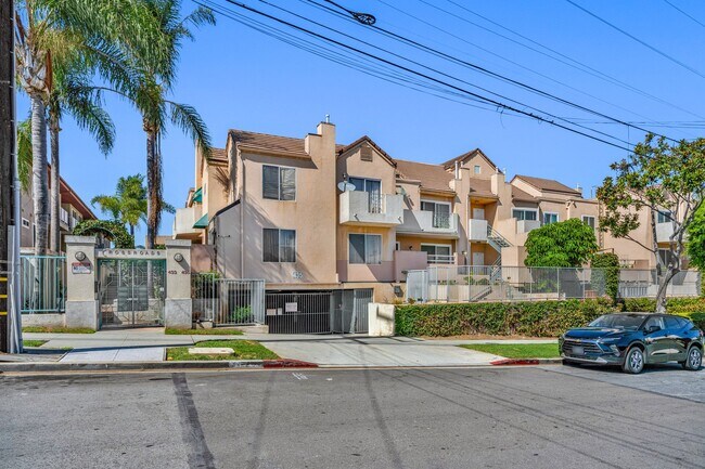 Building Photo - 433 E Tamarack Ave