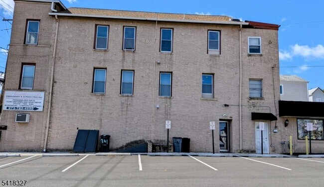 Foto del edificio - 239 Union Blvd