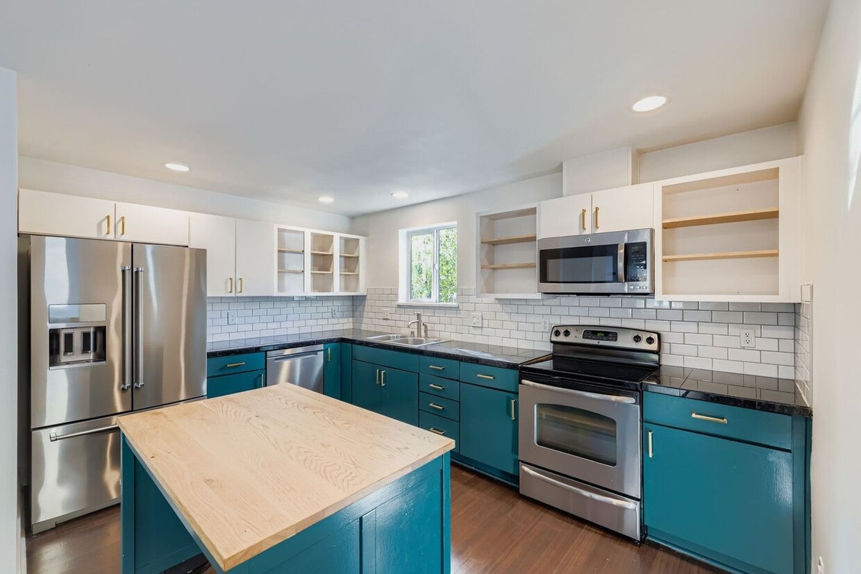 Primary Photo - Stunning 3-Bed/2-Bath + Den Townhome with ...