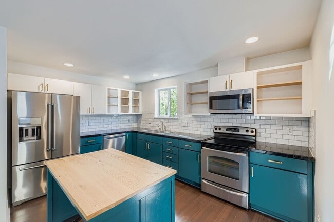 Stunning 3-Bed/2-Bath + Den Townhome with ... - Stunning 3-Bed/2-Bath + Den Townhome with ...