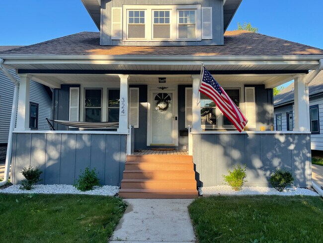 Exterior frontal - 324 N 70th St