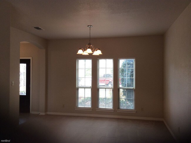 Building Photo - 5213 Park Dr