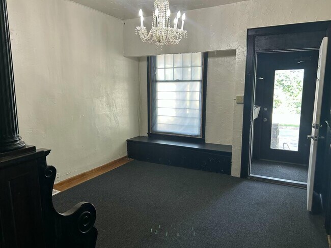Foto del edificio - 3601 W Highland Blvd