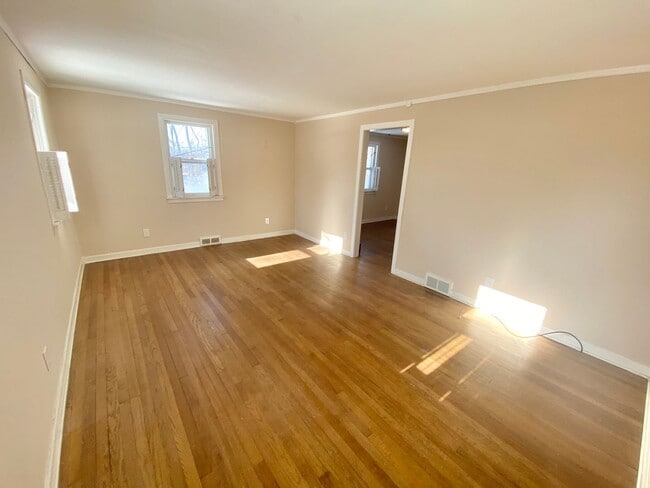 Building Photo - 2 Lindenwood Dr