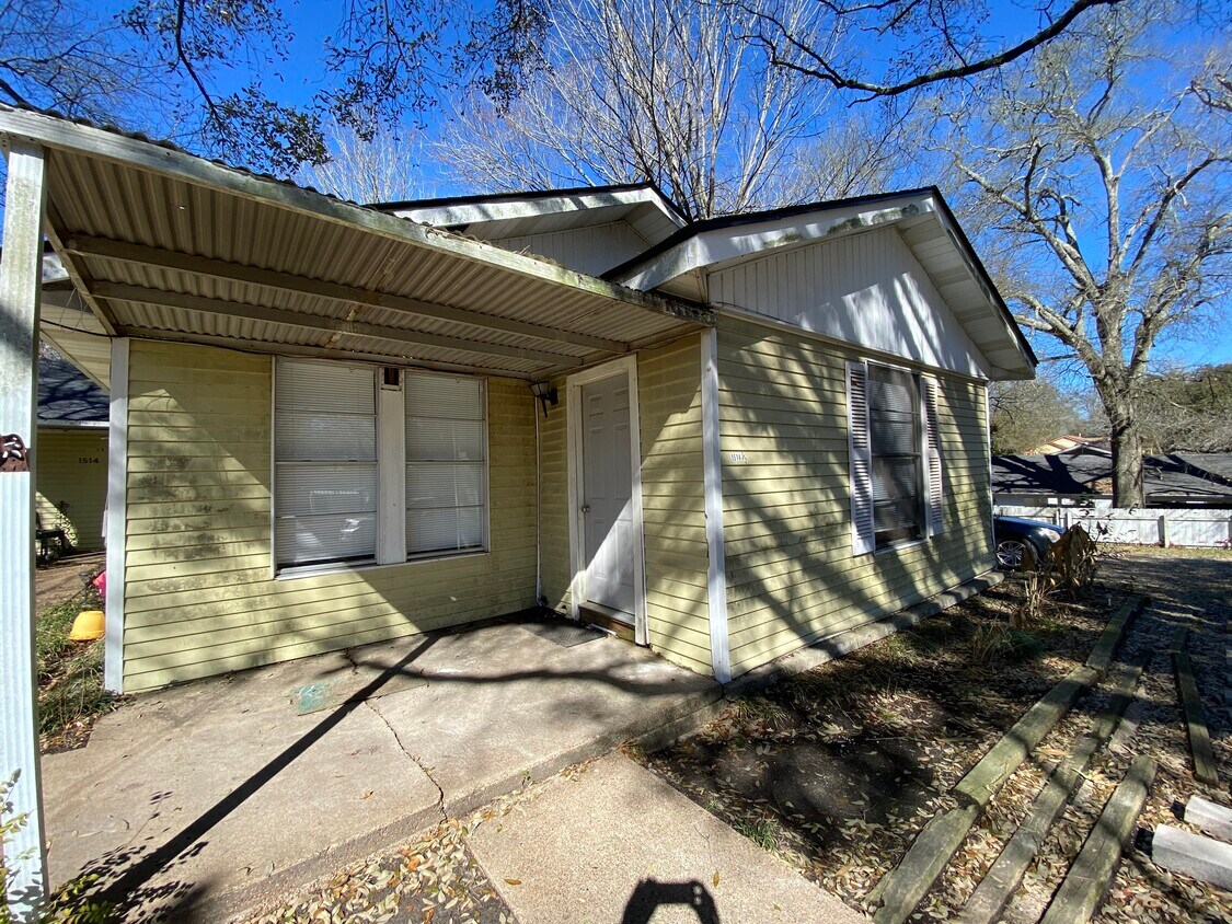 1514 Avenue N Unit B, Huntsville, TX 77340 Apartments in Huntsville