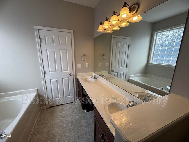 Building Photo - 9305 Doss Ct