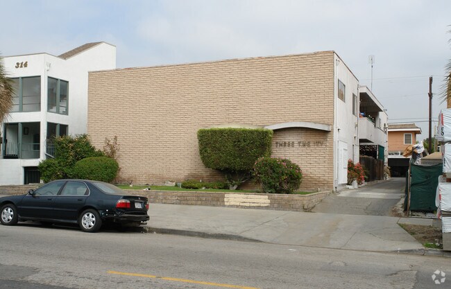 Building Photo - 320 S Oxford Ave
