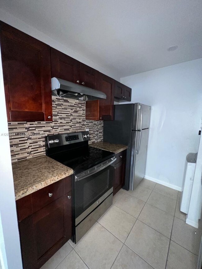 Building Photo - 10112 Twin Lakes Dr