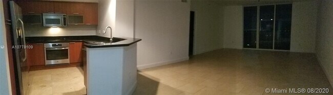 Foto del edificio - 15051 Royal Oaks Ln