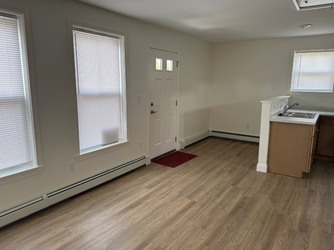 Building Photo - 33 Hoppin Ave