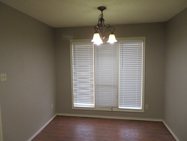 Foto del edificio - Nice Modern Home Located In Whisper Wood Near Tech. Includes access to pool & tennis court.