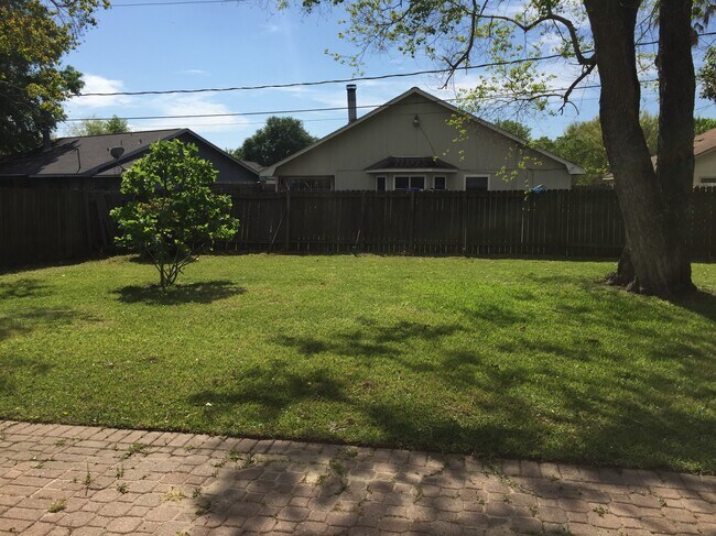 Foto del edificio - 5675 Clint Ln