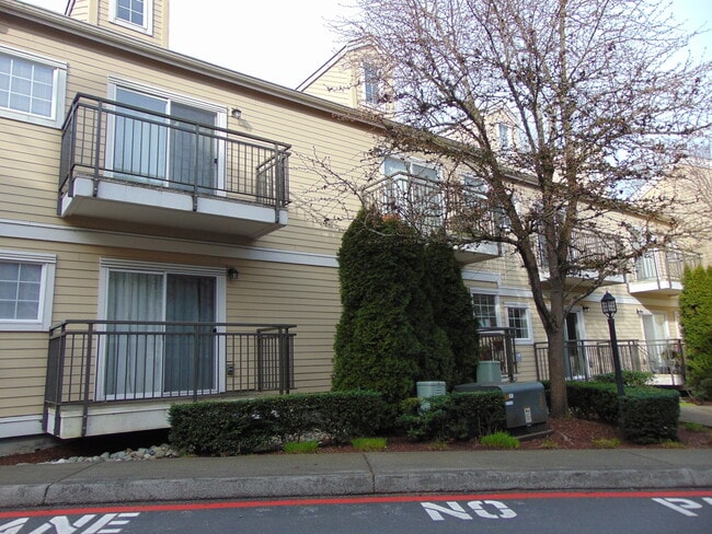 Building Photo - 1800 NE 40th St