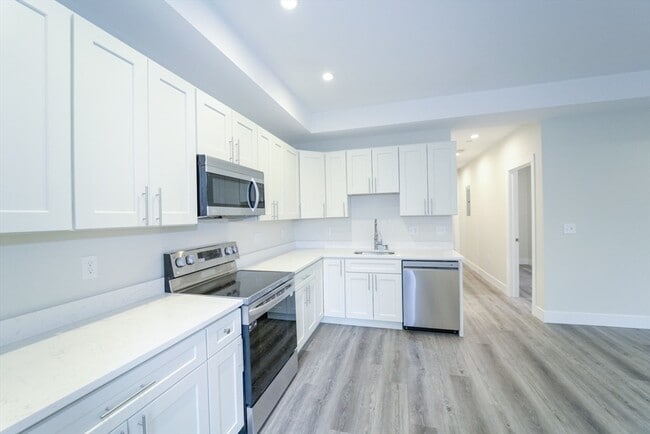 Building Photo - 423 Marlborough St