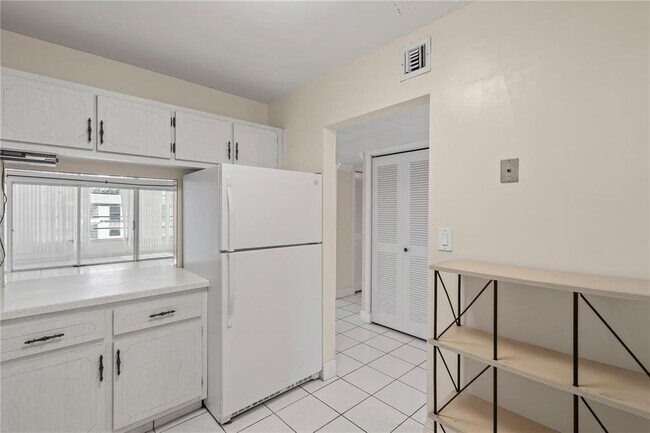 Foto del edificio - 8350 Sands Point Blvd