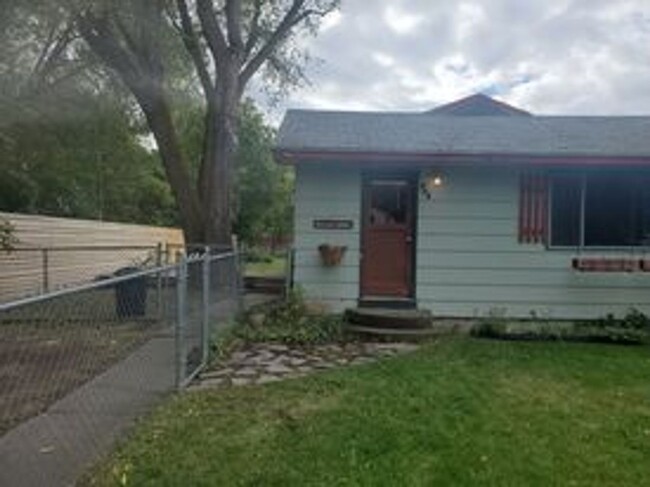 Building Photo - Marsenich- 2 bedroom house with fenced yard.