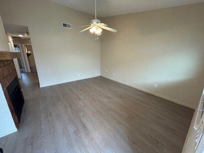 Foto del edificio - Beautiful Newly Remodeled 2 Bedroom 2 Bathroom Condo in SE Visalia!
