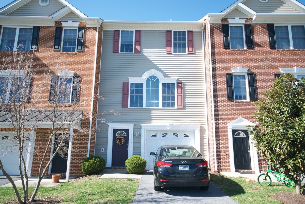 Primary Photo - Taylor Spring Townhouse With Garage and Ba...