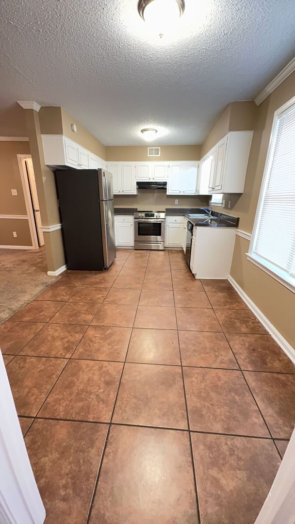 Building Photo - Comfy 3 bedroom 2 bath home