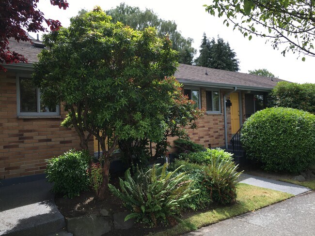 cozy and private - 1501 NW 75th St